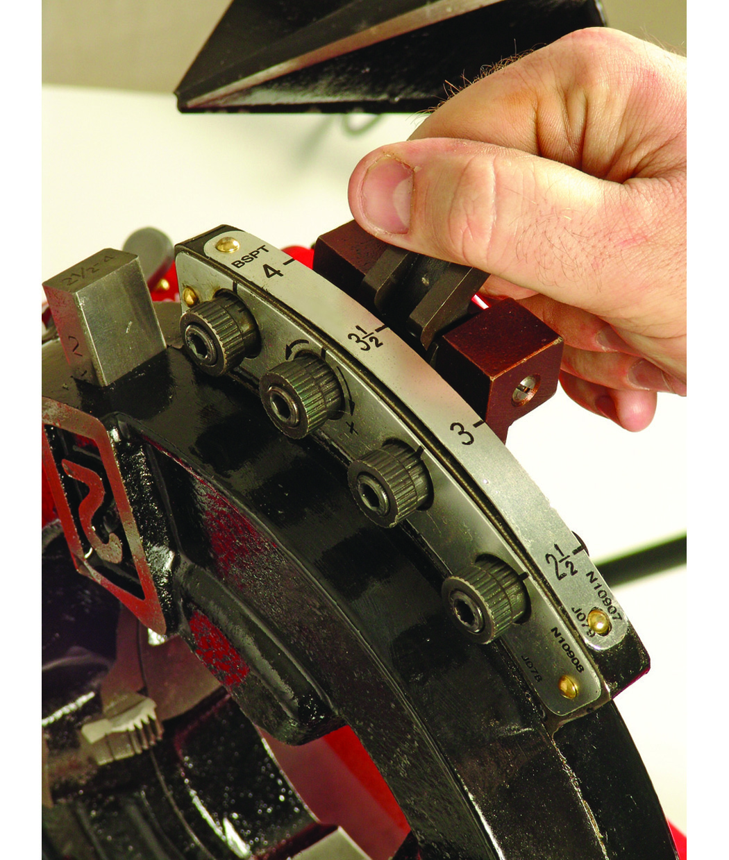 ELEKTRİKLİ TEZGAH TİPİ PAFTA MAKİNASI 1/2" - 4"